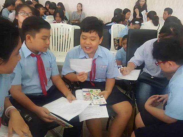 Học sinh thảo luận về việc mình sẽ làm hiệu trưởng như thế nào. Ảnh: Hồng Minh/Pháp Luật TP.HCM.