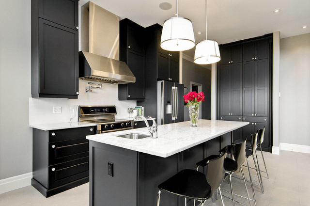 
Để giảm độ tối của căn phòng bếp bạn có thể sử dụng kết hợp thêm với gam màu tươi sáng khác.
