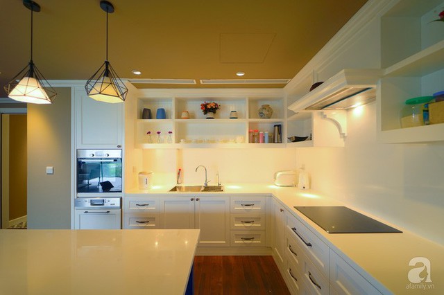 
Góc bếp được bố trí hệ thống kệ phía trên, toàn bộ không gian được hỗ trợ ánh sáng vàng tạo cảm giác ấm cúng.
