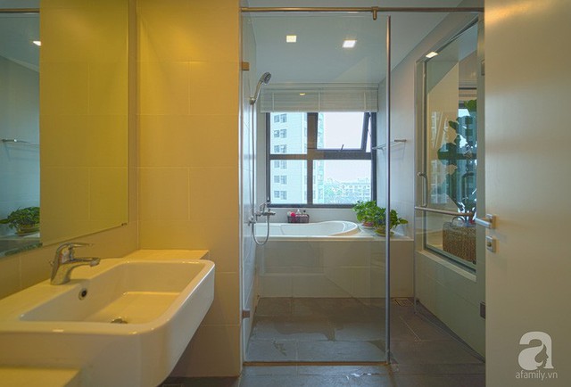 
Phòng tắm hiện đại được phân chia khéo léo với thiết kế bồn cùng khu vực tắm đứng.
