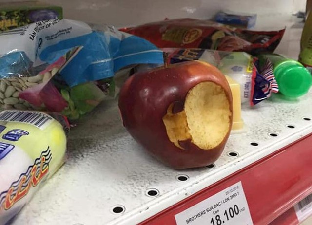 
Một trái táo bị cắn dở được bỏ lại trên kệ hàng tại siêu thị Auchan (Ảnh: TNO)
