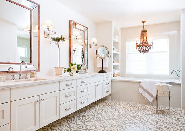 
Vẻ đẹp căn phòng tắm của gia đình tăng lên không ít nhờ việc sàn nhà lát gạch men họa tiết.

