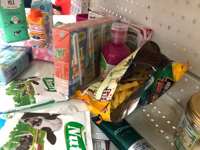 
Một số bánh kẹo cũng bị bóc vỏ rồi bị bỏ lại tại siêu thị (Ảnh: TNO)
