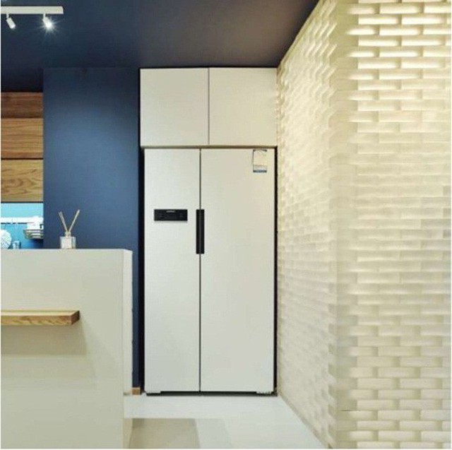 
Tủ lạnh màu trắng tạo điểm nhấn thoáng sáng và hiện đại cho bếp.
