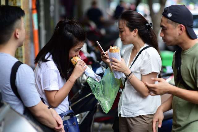 Thực khách thưởng thức bánh mì Huỳnh Hoa - Ảnh: QUANG ĐỊNH