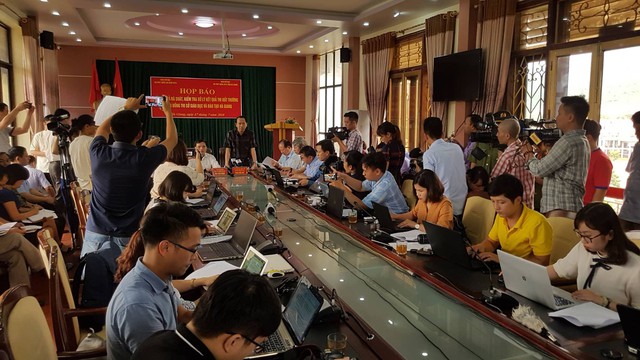 
Cơ quan chức năng thông tin về vụ gian lận thi cử ở Hà Giang hồi tháng 7/2018. Ảnh: T.H
