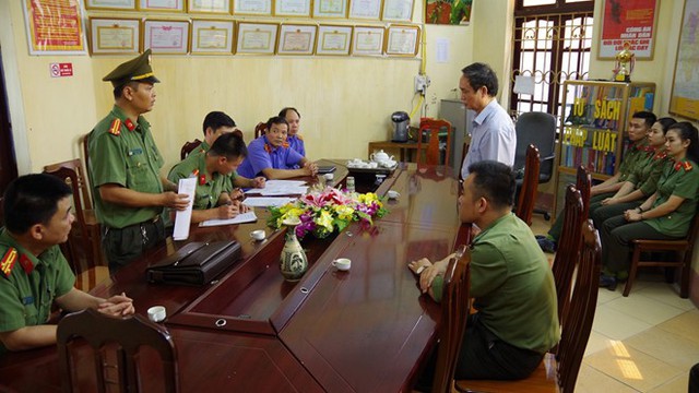 
Cơ quan công an đọc lệnh khởi tố bị can đối với ông Phạm Văn Khuông, Phó giám đốc Sở GD&ĐT tỉnh Hà Giang.

