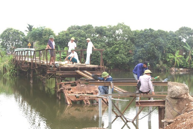 
Hiện trạng cầu sắt Bồng Lai thời điểm bị sập và được nhân dân tự nguyện đóng góp kinh phí sữa chữa. Ảnh: Đ.Tùy
