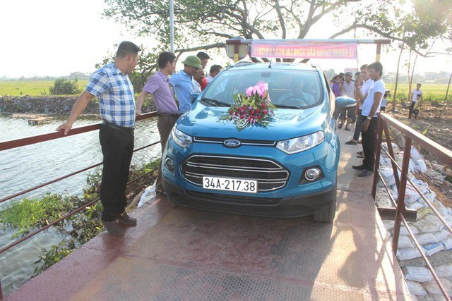 
Những công dân và chuyến xe đầu tiên lưu thông qua cây cầu tạm Bồng Lai trong ngày khánh thành
