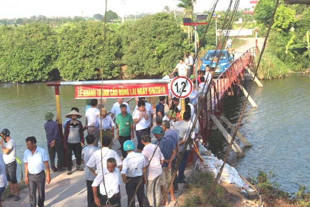 
Đêm 19/4, cầu sắt Bồng Lai bất ngờ bị sập 1 nhịp khiến việc đi lại của người dân khó khăn. Đến chiều nay, cây cầu tạm đã được khánh thành. Ảnh: Đ.Tùy
