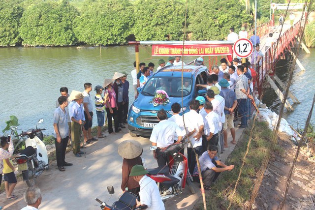 
Niềm vui của dân làng Bồng Lai khi cây cầu tạm được hoàn thành và đưa vào sử dụng

