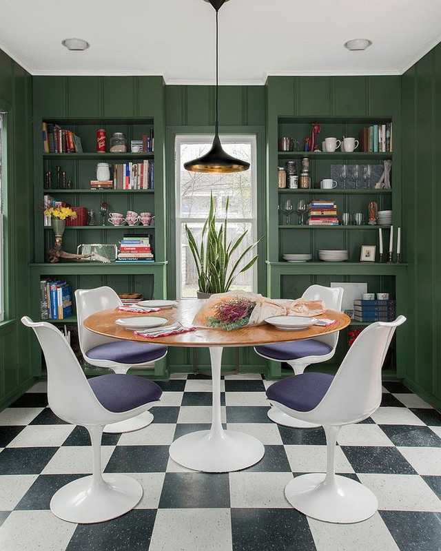 
Phòng ăn được thiết kế giá đỡ chắc chắn màu xanh đậm làm phần khung nổi bật cho cả không gian.
