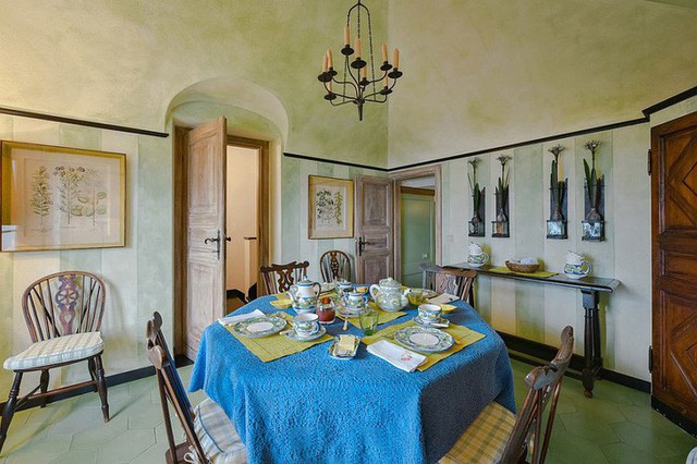 
Phòng ăn theo phong cách Địa Trung Hải với những bức tường màu xanh lá cây nhạt nhẹ nhàng.
