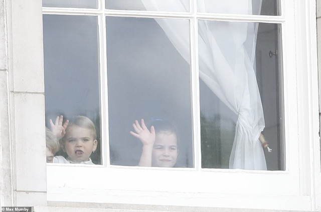Hoàng tử Louis đứng nhìn qua cửa sổ cùng với anh chị của mình.
