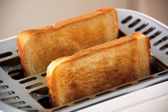 Bánh mì nướng: Ăn bánh mì nướng cháy có thể giúp bạn kiểm soát cảm giác buồn nôn và giảm đau bụng. Khí carbon trong phần cháy có tác dụng hấp thụ độc tố và hoạt động như bộ lọc ngăn chặn một số vi sinh vật thâm nhập vào ruột.