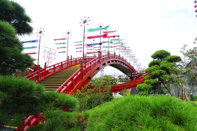 Cầu Koi thường ngày sẽ được điểm tô bởi những đóa bồ công anh lung linh và thơ mộng dịp Lễ hội