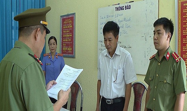 
Ông Trần Xuân Yến (áo trắng), Phó Giám đốc Sở GD&ĐT tỉnh Sơn La nghe tống đạt quyết định khởi tố bị can. Ảnh do Bộ Công an cung cấp
