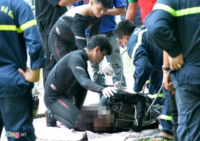 
Cơ quan chức năng đưa thi thể nam nghi can sát hại nữ sinh từ dưới kênh Nhiêu Lộc về nhà xác. Ảnh: Quang Anh.
