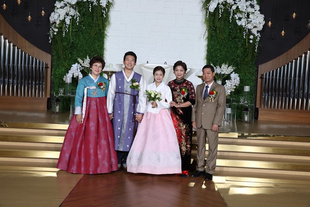 Ảnh chụp gia đình chị Quỳnh và anh Park trong lễ kết hôn tại Hàn Quốc năm 2017. Ảnh: Nhân vật cung cấp.