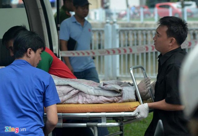 
Cơ quan chức năng đưa thi thể nam nghi can sát hại nữ sinh từ dưới kênh Nhiêu Lộc về nhà xác. Ảnh: Quang Anh.
