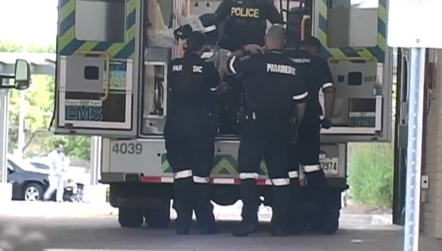 Cảnh sát và nhân viên cứu hộ đưa người đàn ông rơi xuống thác Móng ngựa, Canada, đi bệnh viện sáng 9/7. Ảnh: WFRV.