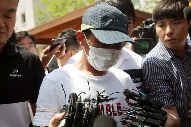 Người đàn ông Hàn Quốc hành hung chính thức lộ diện tại tòa án Gwangju, thành phố Mokpo, tỉnh Nam Jeolla hôm 8/7