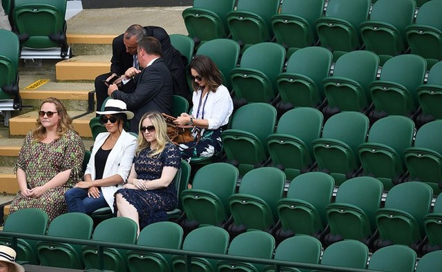 Chỗ ngồi xung quanh Meghan đều bị bỏ trống tại trận đấu giữa Serena Williams và Kaja Juvan hôm 4/7. Ảnh: PA.