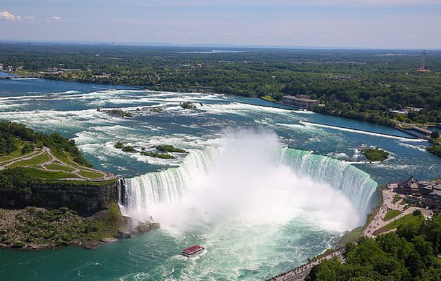 Thác Móng ngựa, rộng gần 800 m ở Canada. Ảnh: LightRocket.