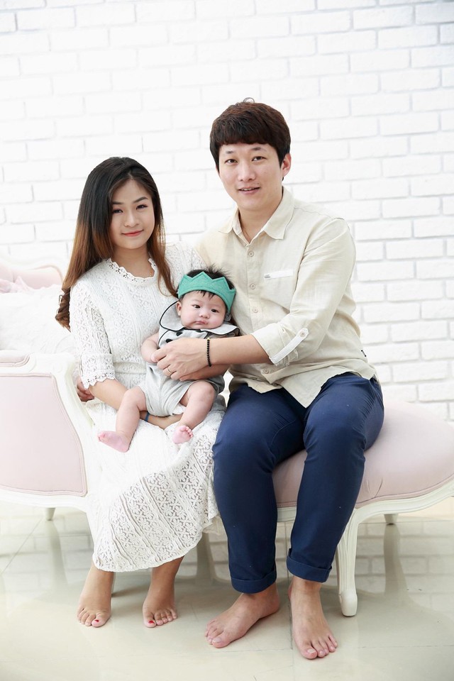 Vợ chồng chị Quỳnh, anh Park cùng con trai Ji Ho. Ảnh: NVCC.
