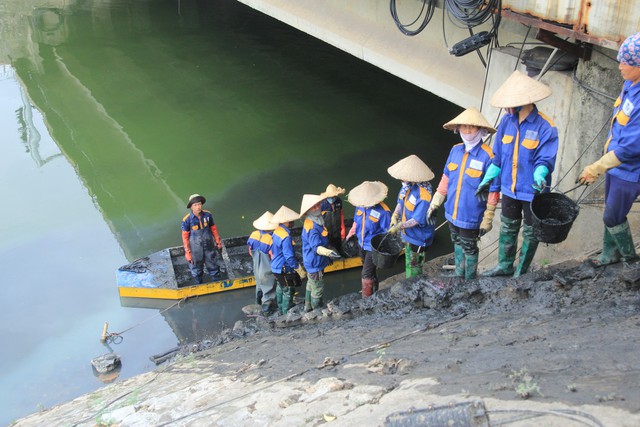 
Bên cạnh việc đẩy nhanh tiến độ nhà máy xử lý nước thải Yên Xá, thu gom, xử lý nước thải sinh hoạt hai bên bờ sông, để làm sạch sông Tô Lịch, hiện nay Hà Nội đang thí điểm các công nghệ tiên tiến của nước ngoài để thử nghiệm làm sạch nước sông. Các công nghệ này đều có kết quả tích cực, nước sông giảm mùi hôi thối, và lượng oxy trong nước cũng cao hơn… Người dân đang rất kỳ vọng vào hướng đi mới này. Ảnh: Bảo Loan
