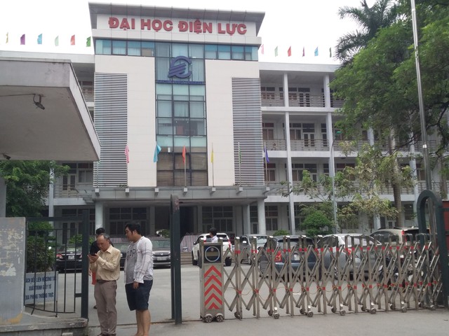 Trường ĐH Điện Lực thuộc Bộ Công thương có trụ sở tại đường Hoàng Quốc Việt, quận Bắc Từ Liêm, TP Hà Nội.