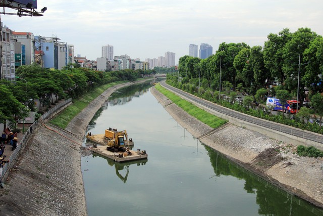 
Nước bề mặt khá trong xanh, sạch sẽ và hết mùi hôi thối là những diễn biến tích cực đang diễn ra tại sông Tô Lịch, sau khi đơn vị thoát nước Hà Nội bổ cập nước từ Hồ Tây vào sông Tô Lịch. Ảnh: Bảo Loan
