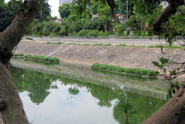 
Sau đó, nguồn nước hồ Tây sẽ được điều tiết bằng cửa xả trên phố Trích Sài và đường Lạc Long Quân vào sông Tô Lịch để giúp làm sạch nước sông này. Ảnh: Bảo Loan
