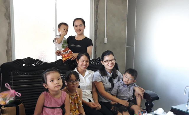 Đa số các giáo viên ở đây đều đã có gia đình, có con nhỏ. Các em được theo mẹ đến lớp