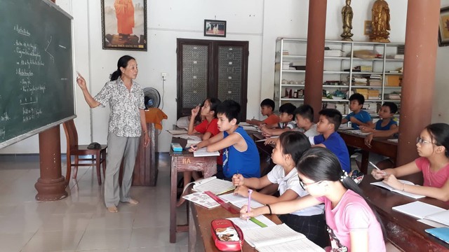 Cô Nguyễn Thị Diệu Ái (SN 1946), là giáo viên có thâm niên lâu nhất ở chùa. Năm 2003, cô lên ý tưởng mở lớp và 16 năm qua, cô trực tiếp đứng lớp giảng dạy mễn phí