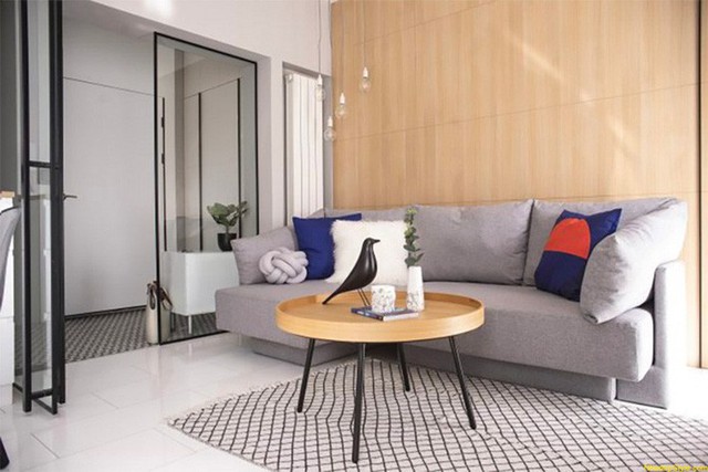 
Mảng tường sau sofa là điểm nhấn của không gian khách.
