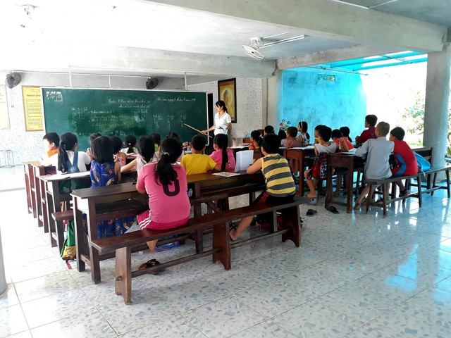 Các lớp học hè ở chùa thu hút số lượng lớn học sinh đến học