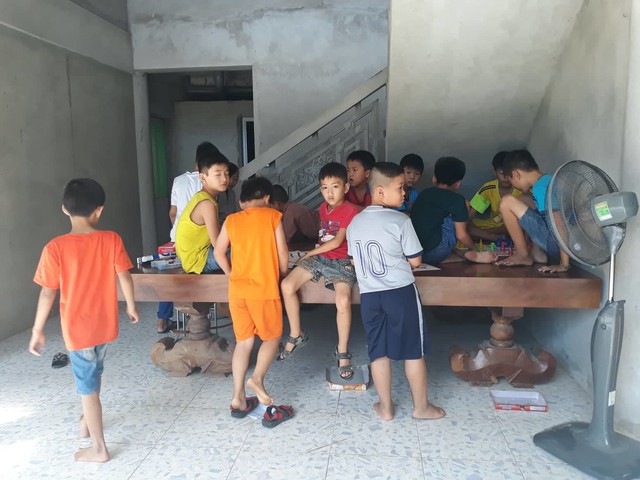 Nghĩ giải lao, các em tham gia chơi cờ vua