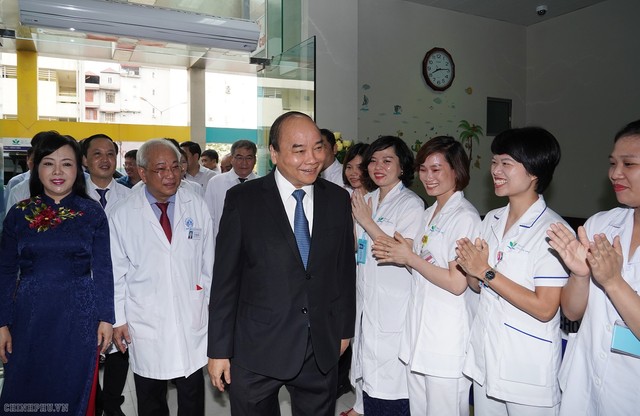 Trước khi làm việc với Bệnh viện, Thủ tướng đã tới thăm Khoa Cấp cứu chống độc, động viên nhân viên y tế và các gia đình có con em đang điều trị tại đây. Ảnh: VGP News
