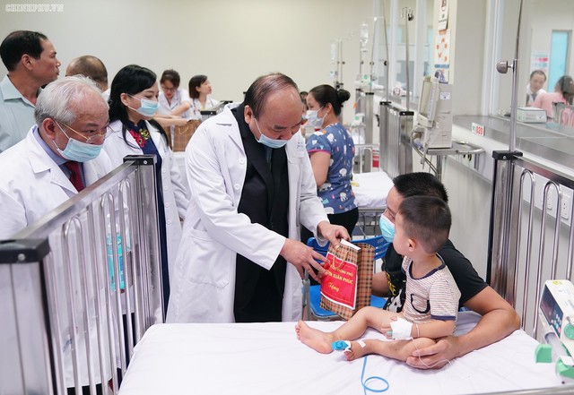 Thủ tướng đã động viên nhân viên y tế, tới tận giường bệnh, thăm hỏi các gia đình có con em đang điều trị tại đây. Ảnh: VGP News