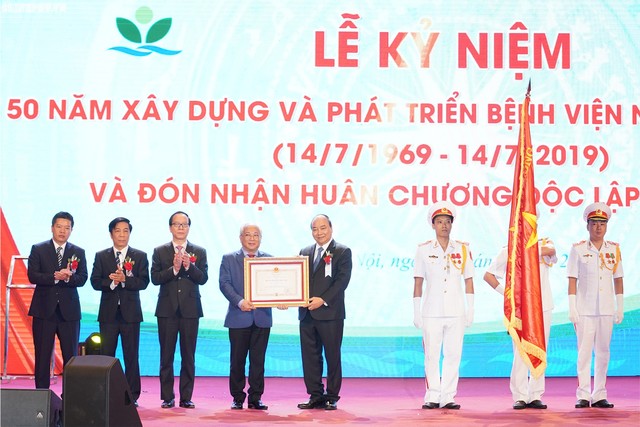 Thay mặt lãnh đạo Đảng, Nhà nước, Thủ tướng Nguyễn Xuân Phúc đã trao tặng Huân chương Độc lập hạng Nhì cho Bệnh viện Nhi Trung ương. Ảnh: VGP News