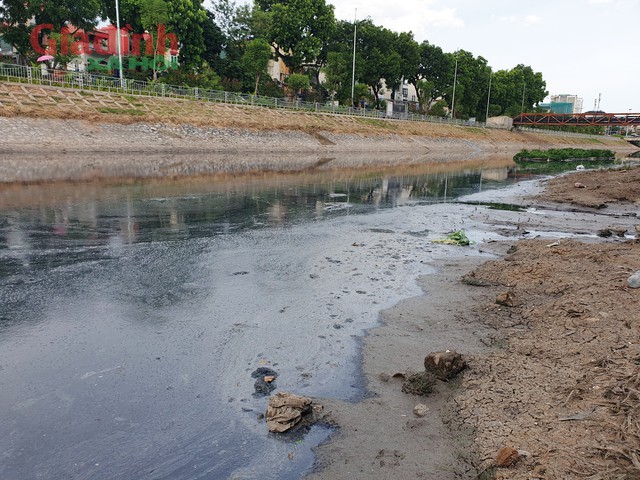 
Theo ghi nhận của PV Báo Gia đình & Xã hội vào chiều 13/7, sau khi dừng bổ cập nước từ Hồ Tây, sông Tô Lịch lại trở về nguyên trạng ô nhiễm như trước đó.
