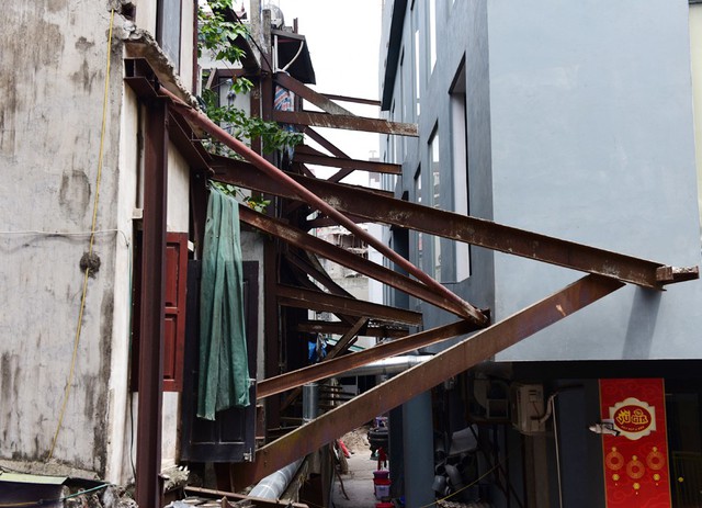 Trong quá trình đào móng thi công chung cư đã khiến nhiều hộ dân sinh sống tại tổ 51 phường Mai Động rơi vào cảnh khốn đốn khi nền bị lún, nứt có nguy cơ đổ sập.