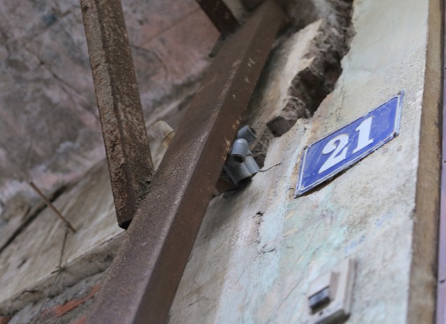 Căn nhà số 21 này rơi vào tình cảnh tường bị nứt toác, những thanh thép gia cố trải qua nhiều năm có dấu hiệu mục.