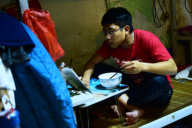 Buổi tối muộn của Tuấn bên bàn học để tiết kiệm thời gian ôn tập thi bác sĩ nội trú. Ảnh: Giang Huy