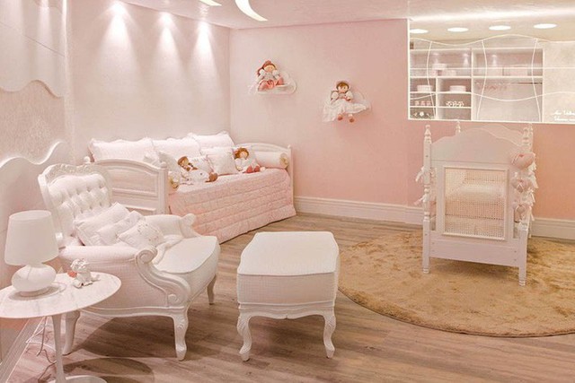 
Một căn phòng được trang trí bằng sắc hồng đầy mộng mơ, nữ tính là món quà ý nghĩa mà các phụ huynh chuẩn bị cho cô công chúa nhỏ của mình.
