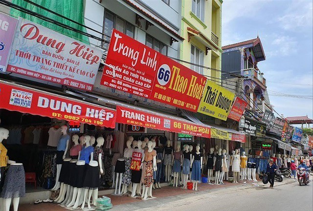Khu vực cửa h&agrave;ng giới thiệu sản phẩm tại Dốc L&atilde;
