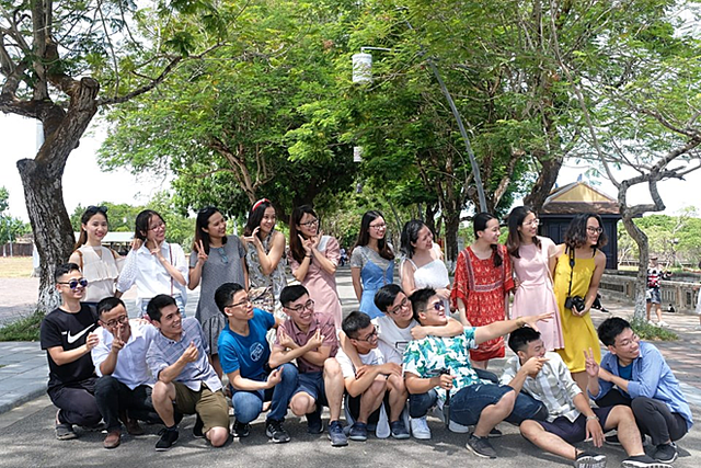 Mỹ Linh (váy đỏ) và các bạn học trong chuyến du lịch ở Huế cuối tháng 6. Ảnh: Nhân vật cung cấp.