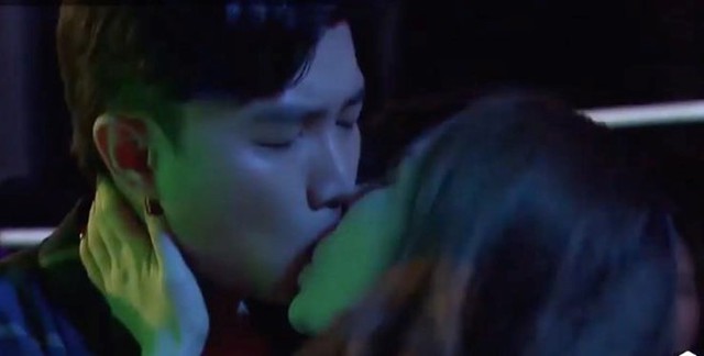 Quốc Trường hôn say đắm Quỳnh Nga trong phim.