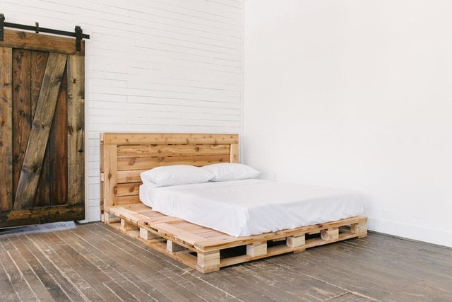 Bạn có thể là người yêu thích kiểu giường pallet tầng thấp như thế này.